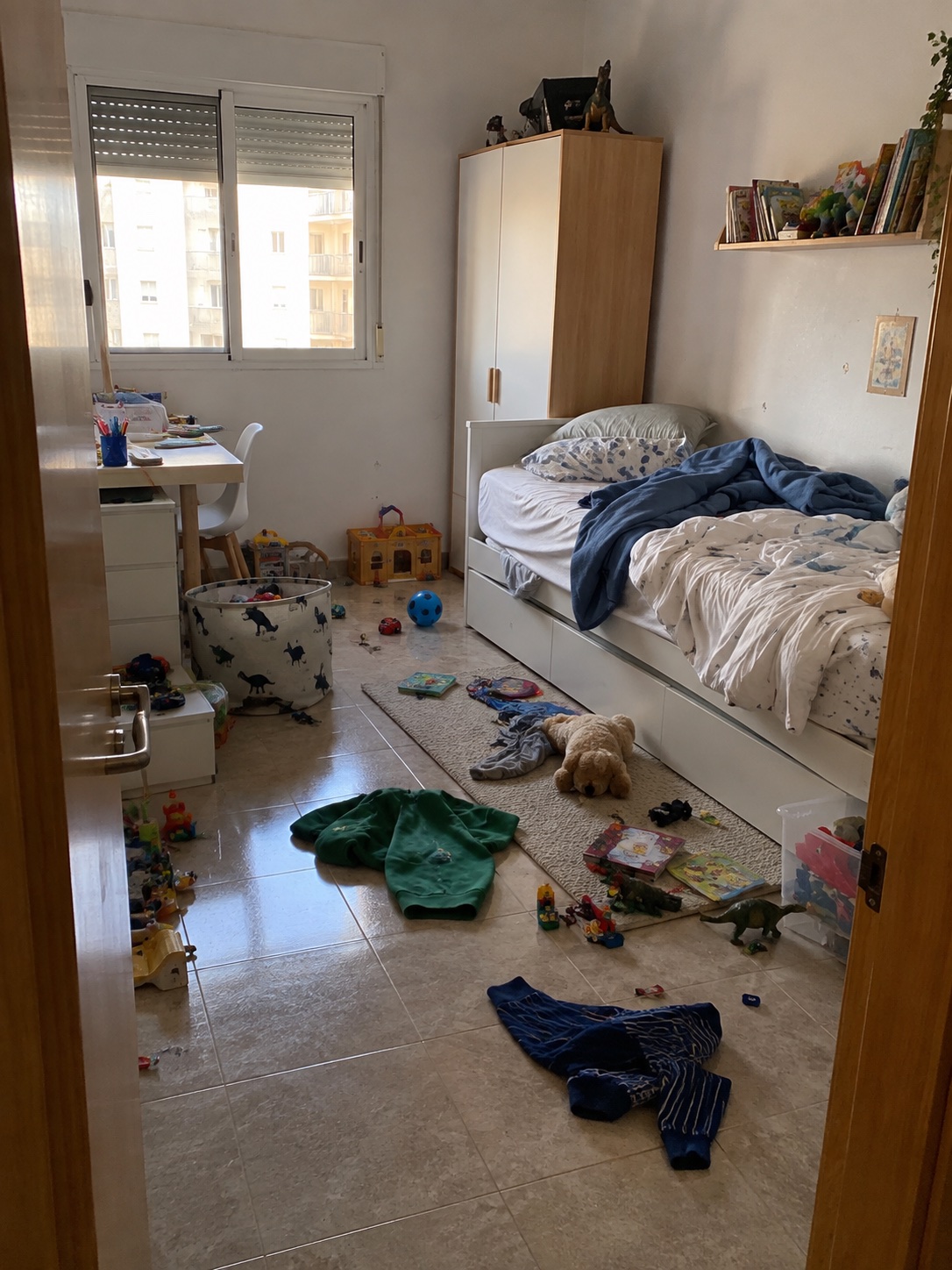 Dormitorio infantil antes de la limpieza